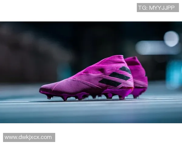 墙上贴足球明星标志打造个性空间让家居充满运动气息与热情活力